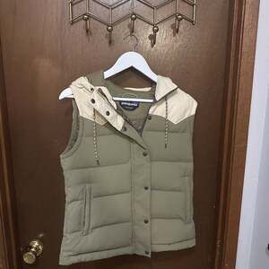 Patagonia Women's Bivy Hooded Vest Khaki Sage Acorn Print Style 27746 Small